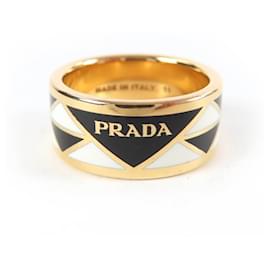 Anillo con logo triangular de Prada Negro Blanco Dorado