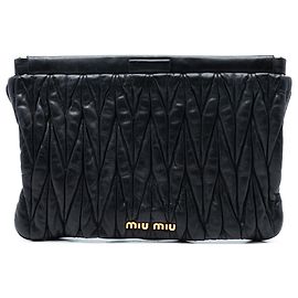 Clutch Miu Miu de Nappa Matelassé Negro Negro