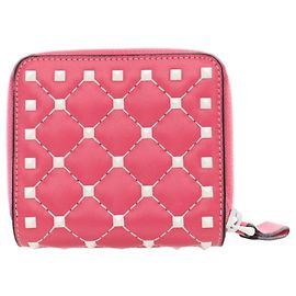 Billetera compacta con cremallera Valentino de cordero acolchado rosa Rockstud Rosa