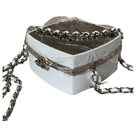 Bolsa de maquiagem compacta Chanel 21K Collection em pele de cordeiro branca Branco