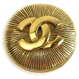 Broche de metal dourado Chanel Dourado
