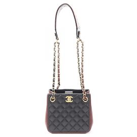 Bolsa de ombro bucket pequena matelassé Chanel Marrom Preto