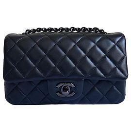 Bolsa Chanel Clássica Mini com Aba em Couro Preto Preto