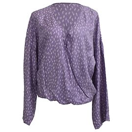 Blusa de seda estampada com amarração Diane von Furstenberg em roxo Roxo