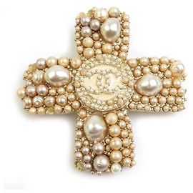 Chanel Goldbrosche mit Kunstperle Golden