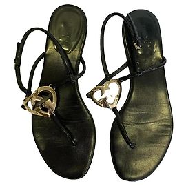 Sandalias Gucci de charol negro con corazón GG Negro