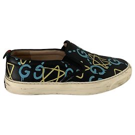 Tênis Slip-On Gucci Graffiti GG em Couro Preto Preto