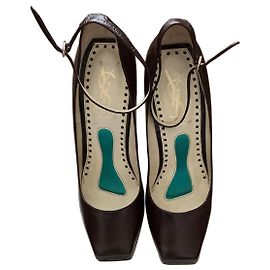 Saltos Yves Saint Laurent em pele castanha Marrom