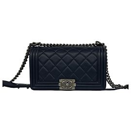 Bolsa de ombro de couro com corrente Chanel Boy Coco Mark Azul marinho