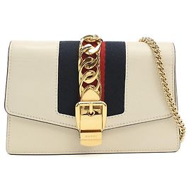 Bolsa de ombro mini Sylvie com corrente da Gucci em marfim Cru