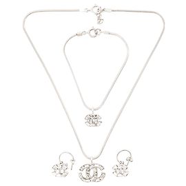 CHANEL - CC Chanel Schmuckset aus versilbertem Metall mit Strass Metallisch