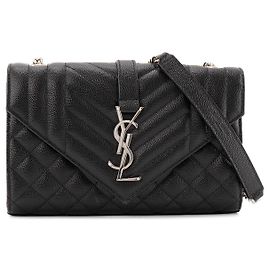 SAINT LAURENT - Bolsa tiracolo Envelope small Saint Laurent em couro granulado preto Preto