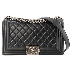 CHANEL - Borsa a tracolla Boy Chanel in pelle liscia nera Nero