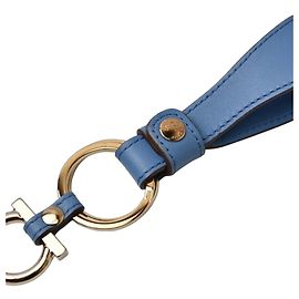 Porte-clés Salvatore Ferragamo inutilisé en cuir bleu avec sangle Gancini. Bleu