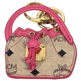 Chaveiro de couro com design de bolsa MCM Visetos para mulheres - Bege Rosa