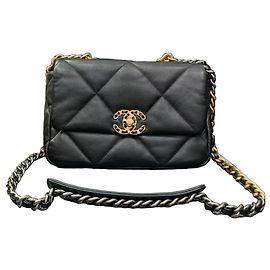 Chanel 19 Handtasche klein schwarz Lammleder mit goldener Kette Schwarz