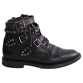 Yves Saint Laurent Botas pretas com fivela Preto