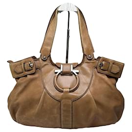 Vintage Salvatore Ferragamo Gancini Schultertasche aus Canvas in Beige Kamel