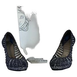 Saltos Versace Pretos com Bolinhas Brancas e Azuis Couro 37 Preto Branco Azul