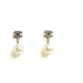 Chanel 24 Orecchini a Perno Piccoli CC con Perla Grande e Strass Argento