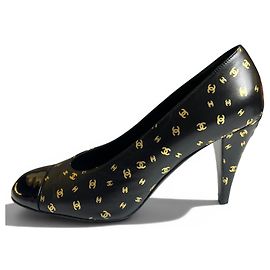 Chanel 23B Sapatos Clássicos de Couro de Cordeiro Preto e Ouro com Logo CC Interligado EU 39.5 Preto Dourado Metálico