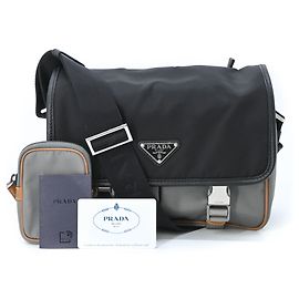 Bolsa de Ombro Triangle em Re-Nylon Tessuto da Prada Marrom Preto