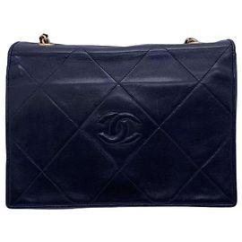 Chanel Bolsa de ombro Matelassê em couro de cordeiro preto com ferragens douradas Preto
