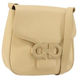 Bolsa de Ombro Gancini em Couro Marfim Prata Auth BA12266 de Salvatore Ferragamo Prata Cru