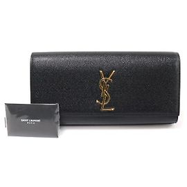 Saint Laurent Clutch Cassandra Clássica em Couro Texturizado Preto Preto