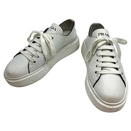 Prada Tênis baixos brancos de couro para mulheres Branco