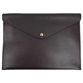 Louis Vuitton Clutch Taiga Wine Negro