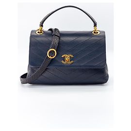 Bolsa de flap com alça superior Chanel Chevron em lagarto azul marinho com hardware dourado 24 cm Azul Azul marinho Azul escuro Gold hardware