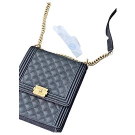 Bolsa de corrente Chanel Leboy Vertical preta e dourada em couro de lichia Preto