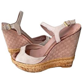 Beige suede wedge sandals by Gucci Beige