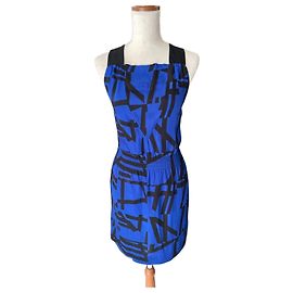 Blaue und schwarze Sandro-Kleid mit grafischem Druck Schwarz Blau