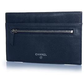Chanel, portafoglio in pelle blu con zip e slot per carte Blu
