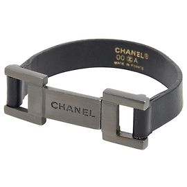 Pulseira charm com placa de logo Chanel Preto Prata