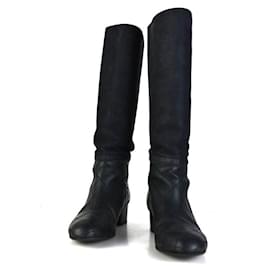 Chanel Botas de couro acolchoadas Preto