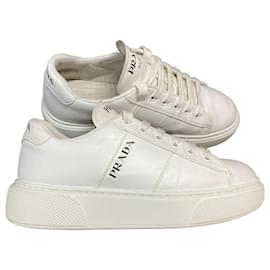 Baskets en cuir blanc Prada Blanc