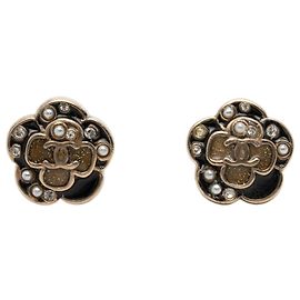 Brincos de flor de strass e pérolas falsas em latão esmaltado CC dourado da Chanel Outro