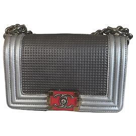 Chanel Boy Medium Bolsa de Cordeiro Metálico Prateado Prata