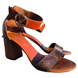Louis Vuitton Monogram Braune Absatzsandalen Braun