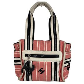 Borsa a spalla con logo CC Coco Mark della linea crociera Chanel Nero Rosa Bianco