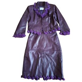 Conjunto de Jaqueta e Saia de Couro Roxo Pellessimo Paris Ameixa