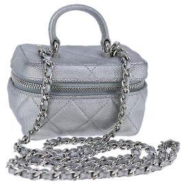 Necessaire Chanel Classic com corrente em Caviar Matelassé Mini Prata