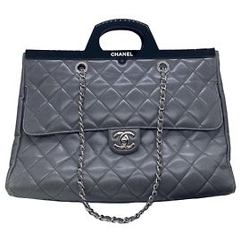 Chanel Bolsa de ombro acolchoada em camurça cinza Cinza