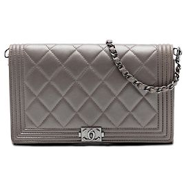 Clutch Boy Chanel em pele de cordeiro metalizada acolchoada marrom com corrente Marrom Taupe