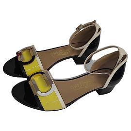Salvatore Ferragamo Gancini Lackleder Sandalen Andere