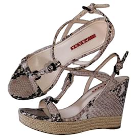 Prada Python-Leder Keilsandaletten Beige