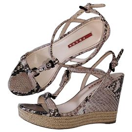 Sandali con zeppa Prada in pelle di pitone Beige
